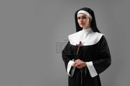 Téléchargez les photos : Nonne sur fond gris, espace pour le texte - en image libre de droit