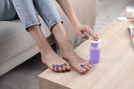 Foto de Mujer preparando uñas de los pies para la pedicura en casa, primer plano - Imagen libre de derechos