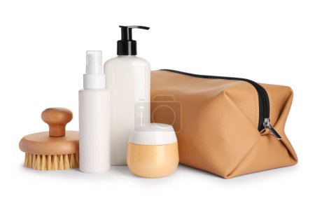 Preparación para el spa. Bolsa de aseo compacta y diferentes productos cosméticos aislados en blanco