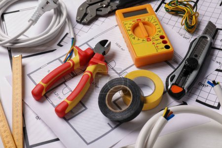 Foto de Diferentes alambres y herramientas en esquemas eléctricos, primer plano - Imagen libre de derechos