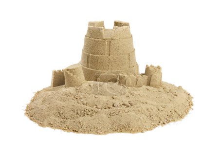 Sandhaufen mit schöner Burg isoliert auf weißem Grund
