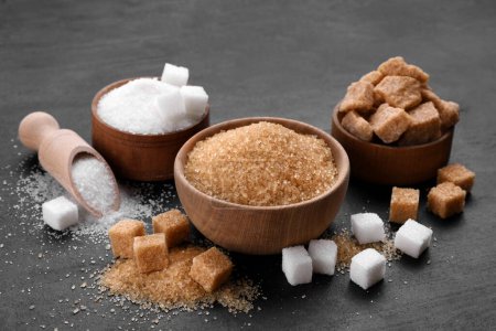 Photo pour Différents types de sucre sur table noire - image libre de droit