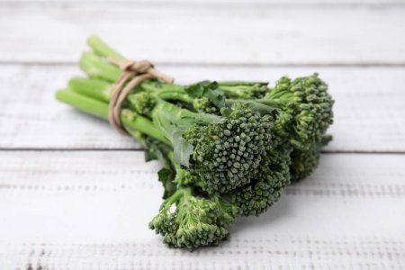 Foto de Broccolini fresco crudo sobre mesa de madera blanca, primer plano. Alimento saludable - Imagen libre de derechos