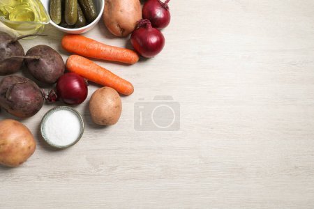 Foto de Muchas verduras frescas y otros ingredientes en la mesa de madera blanca, plano poner con espacio para el texto. Ensalada de vinagreta para cocinar - Imagen libre de derechos