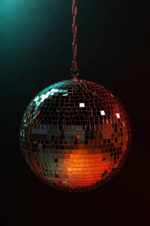 Téléchargez les photos : Boule disco lumineuse brillante sur fond sombre - en image libre de droit