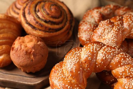 Téléchargez les photos : Différentes pâtisseries savoureuses fraîchement cuites sur table, vue rapprochée - en image libre de droit
