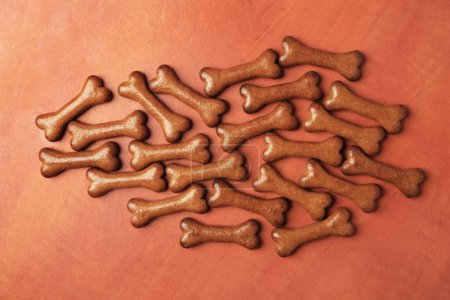 Téléchargez les photos : Cookies pour chien en forme d'os sur fond en bois, pose plate - en image libre de droit
