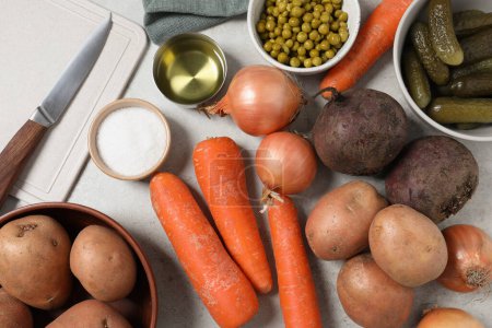 Foto de Muchas verduras frescas y otros ingredientes en la mesa blanca, la puesta plana. Ensalada de vinagreta para cocinar - Imagen libre de derechos