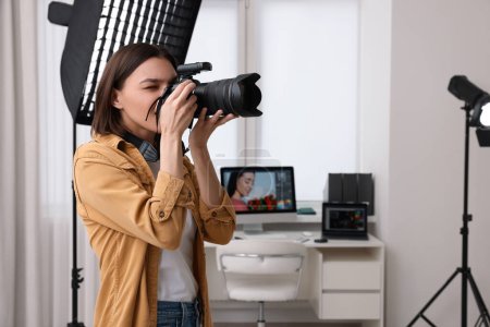 Téléchargez les photos : Photographe professionnel prenant des photos dans un studio photo moderne - en image libre de droit