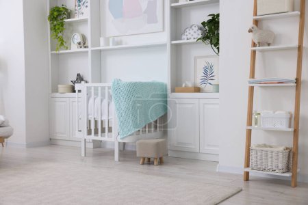 Foto de Interior de la habitación del bebé recién nacido con cuna elegante - Imagen libre de derechos