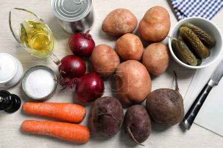 Foto de Muchas verduras frescas y otros ingredientes en la mesa de madera blanca, la puesta plana. Ensalada de vinagreta para cocinar - Imagen libre de derechos