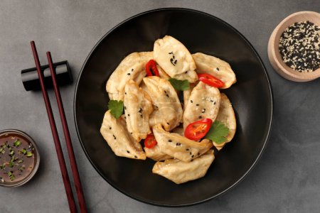 Téléchargez les photos : Délicieux gyoza (boulettes asiatiques) servi sur table grise, plat - en image libre de droit
