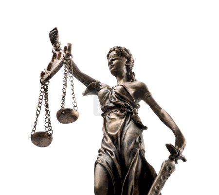 Foto de Estatua de Lady Justice aislada en blanco, vista de bajo ángulo. Símbolo de trato justo en virtud de la ley - Imagen libre de derechos