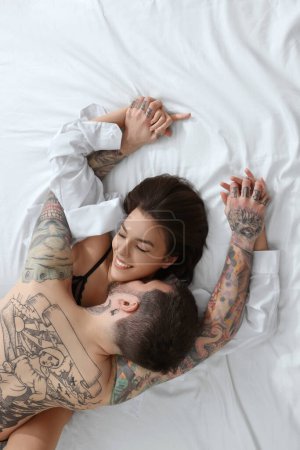 Leidenschaftliches Paar beim Sex im Bett, Draufsicht
