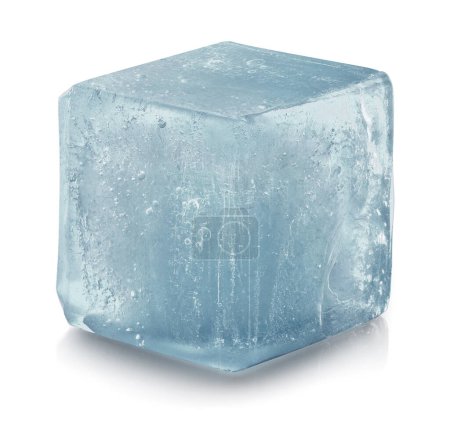Foto de Cubo de hielo cristalino aislado en blanco - Imagen libre de derechos