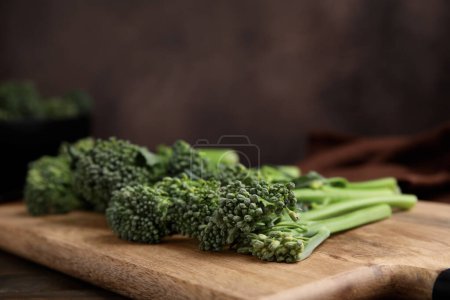 Foto de Broccolini fresco crudo sobre tabla de madera, primer plano. Alimento saludable - Imagen libre de derechos
