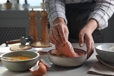 Téléchargez les photos : Femme cuisine schnitzel à la table grise à l'intérieur, gros plan - en image libre de droit