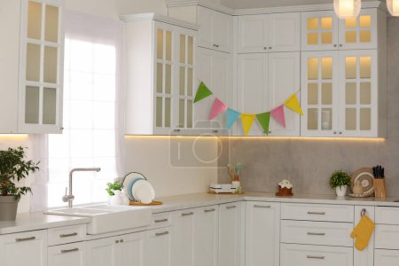 Téléchargez les photos : Cuisine blanche élégante avec décor coloré. Design d'intérieur - en image libre de droit