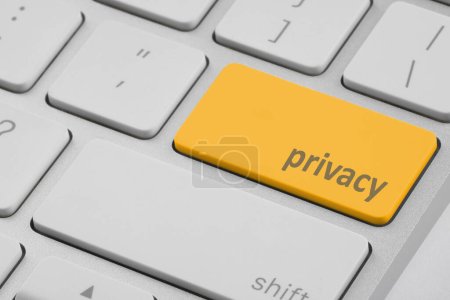 Téléchargez les photos : Bouton jaune avec mot Confidentialité sur clavier, gros plan - en image libre de droit