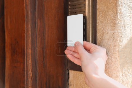 Foto de Mujer abriendo cerradura de puerta con tarjeta de acceso al aire libre, primer plano - Imagen libre de derechos