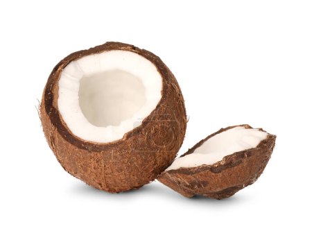 Frische reife Kokosnussstücke auf weißem Hintergrund