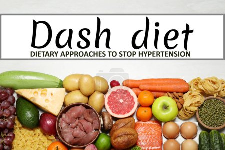 Foto de Dieta Dash (Enfoques dietéticos para detener la hipertensión). Muchos alimentos saludables diferentes en la mesa blanca, la puesta plana - Imagen libre de derechos