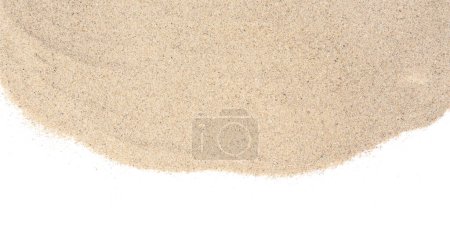 Trockener Sand am Strand isoliert auf weißem Grund, Blick von oben