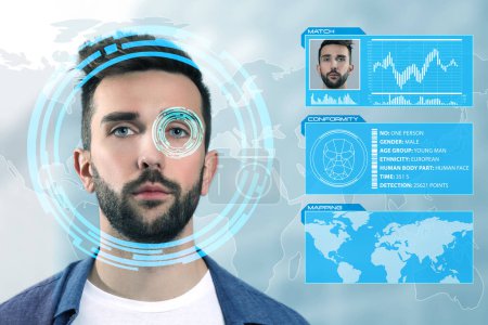 Foto de Sistema de reconocimiento facial. Hombre escaneado por iris y datos personales contra el mapa del mundo - Imagen libre de derechos
