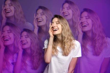 Psychedelische Halluzinationen. Frau in verändertem Gemütszustand auf violettem Hintergrund, Glitch-Effekt