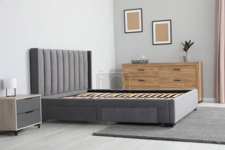 Bequemes Bett mit Stauraum für Bettwäsche unter Lattenrost in stilvollem Zimmer