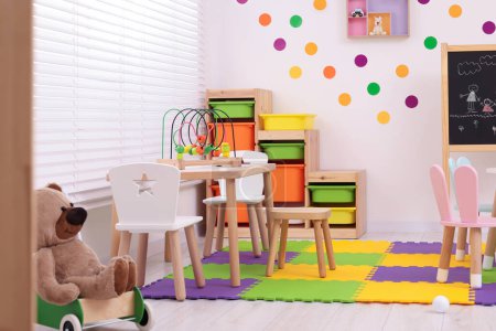 Téléchargez les photos : Élégant jardin d'enfants intérieur avec jouets et mobilier moderne - en image libre de droit