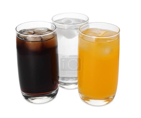 Gläser mit verschiedenen Erfrischungsgetränken mit Eiswürfeln auf weißem Hintergrund