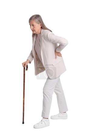 Femme âgée avec canne à pied souffrant de maux de dos sur fond blanc