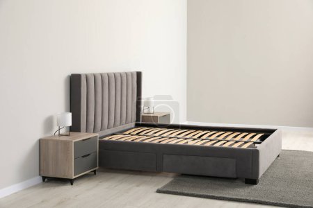 Bequemes Bett mit Stauraum für Bettwäsche unter Lattenrost im Zimmer