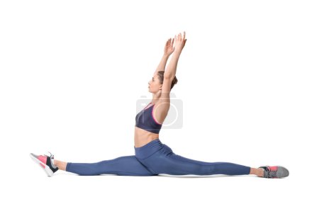 Téléchargez les photos : Entraînement de yoga. Jeune femme étirant sur fond blanc - en image libre de droit