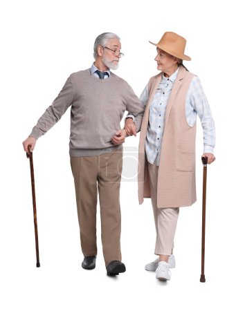 Senior Mann und Frau mit Gehstock auf weißem Hintergrund