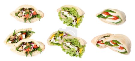 Foto de Collage con sabrosos sándwiches de pita aislados en blanco - Imagen libre de derechos