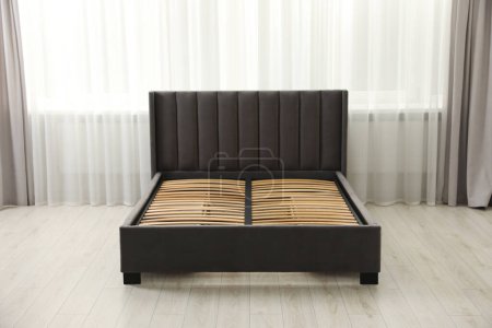 Modernes Bett mit Stauraum für Bettwäsche unter Lattenrost im Zimmer
