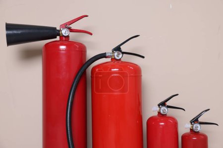 Set de extintores sobre fondo beige