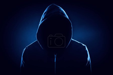 Anonymer Mann mit Kapuze auf schwarzem Hintergrund, farbig getönt