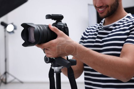 Téléchargez les photos : Photographe professionnel avec appareil photo dans un studio photo moderne, gros plan - en image libre de droit