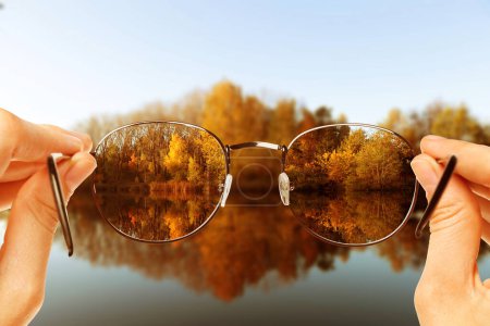 Foto de Corrección de visión. Mujer mirando a través de gafas y viendo el paisaje más claro - Imagen libre de derechos