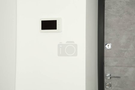 Foto de Video portero moderno en la pared blanca cerca de la puerta - Imagen libre de derechos