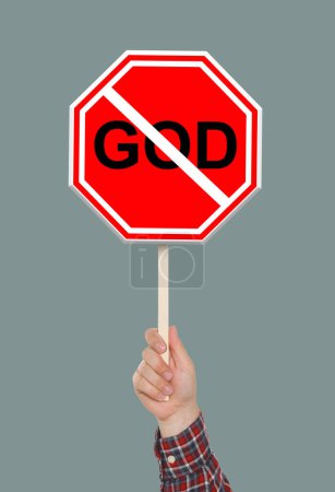 Téléchargez les photos : Concept d'athéisme. Homme tenant signe d'interdiction avec barré mot Dieu sur fond gris - en image libre de droit