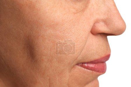 Téléchargez les photos : Vue rapprochée de la femme âgée sur fond blanc - en image libre de droit