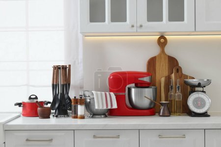 Foto de Set de diferentes utensilios en encimera en cocina - Imagen libre de derechos