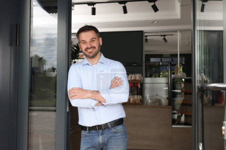 Foto de Feliz dueño de negocios en la puerta de su cafetería. Espacio para texto - Imagen libre de derechos