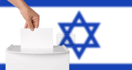 Téléchargez les photos : Homme mettant son vote dans les urnes contre le drapeau national d'Israël, gros plan. Conception de bannière avec espace pour le texte - en image libre de droit