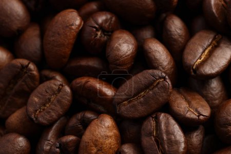 Foto de Granos de café tostados aromáticos como fondo, primer plano - Imagen libre de derechos