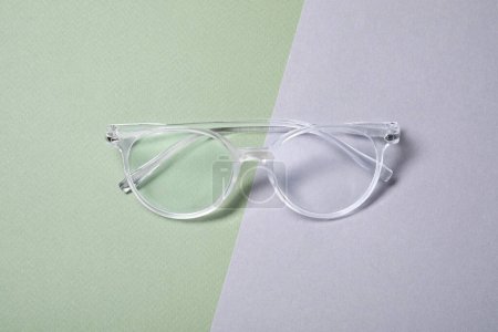 Foto de Elegante par de gafas en el fondo de color, vista superior - Imagen libre de derechos